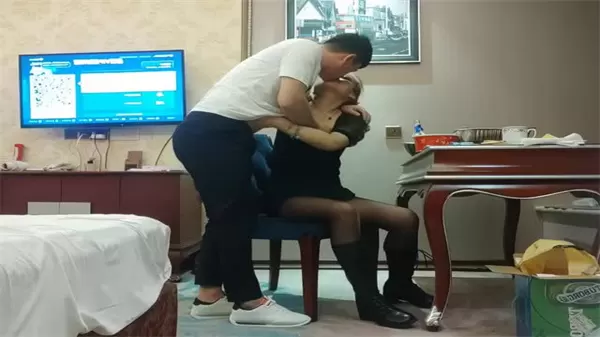 夜袭极品人妻 新郎轮班伺候 淫荡少妇被狂干高潮迭起