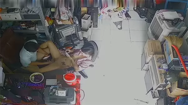 【偷拍流出】黑客破解维修店监控！夫妻激情野战被全程录制