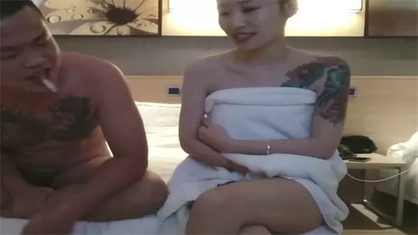 长腿苗条贫乳纹身御姐高价约炮实录！纹身壮汉猛操偷拍视角全程激战