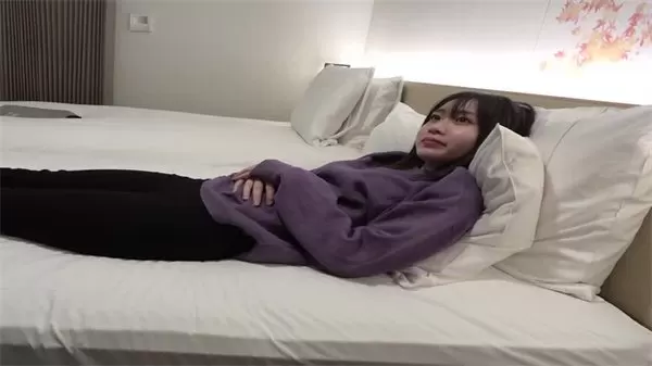 清纯学生妹援交高端局，极品贫乳等你来玩