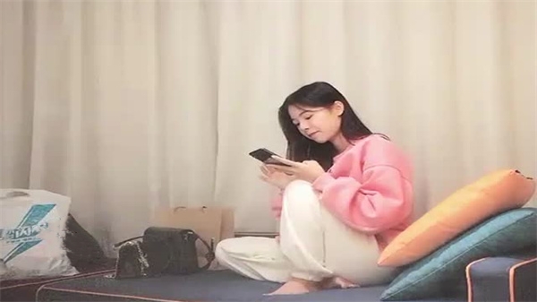 大屌哥网约两个清纯外围嫩妹,激情双飞极致狂欢