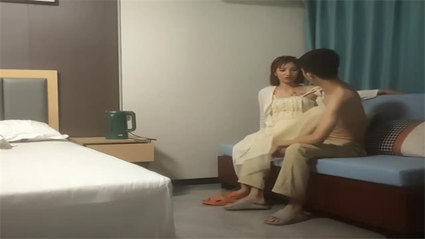极品小少妇初次被瘦子爆操,羞涩嫩穴狂喷淫水浪叫不停!