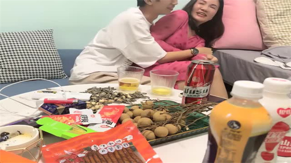 探花瘦猴：纯情少妇被盯上！骚穴饥渴被爆操，高潮失禁求猛干！