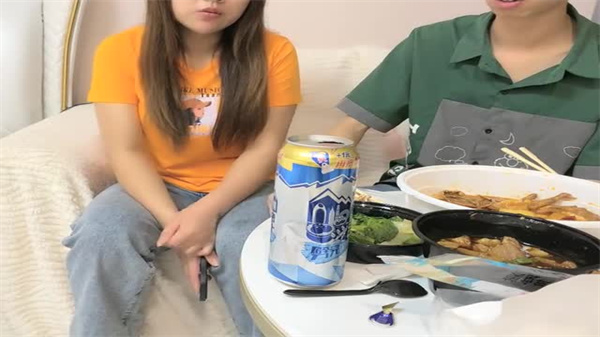 素人网恋奔现:骚货网友见面就脱,被狂干淫叫不止!