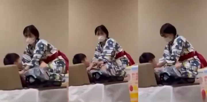 日式洗浴会所休息大厅年轻情侣当众骑乘做爱，美女披着浴袍上下摆臀，全然不顾旁人眼光现场超刺激