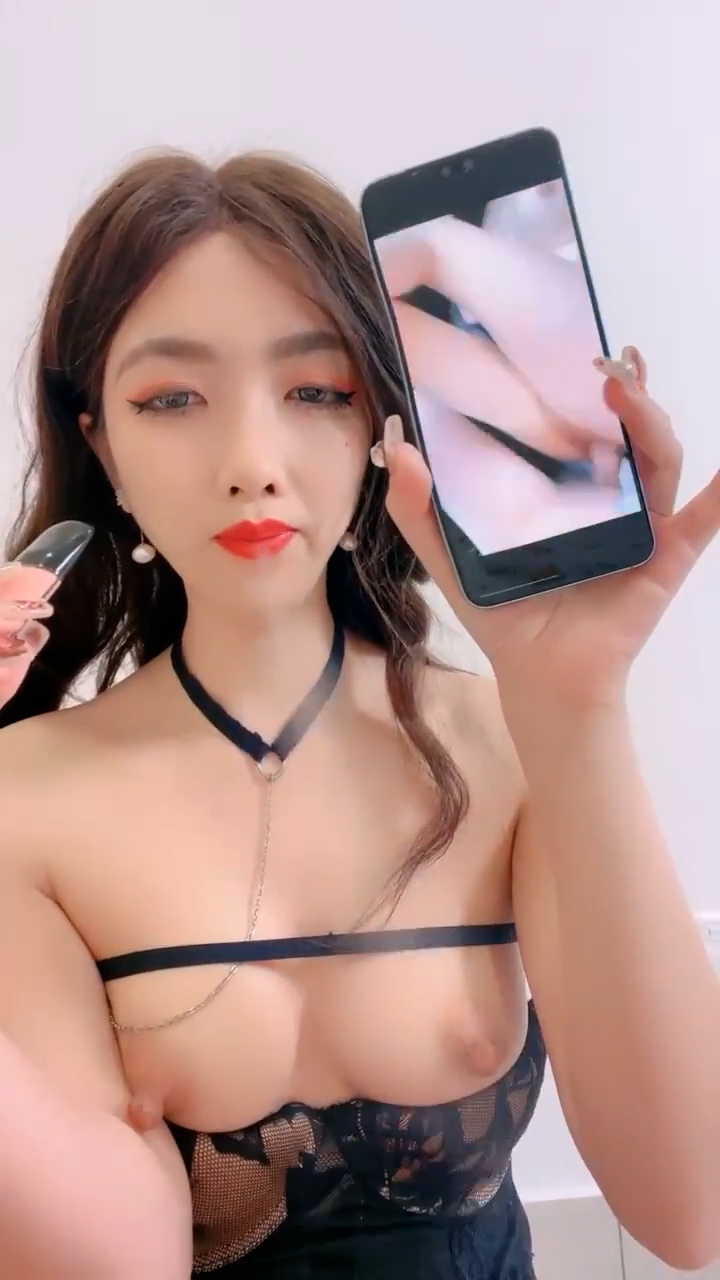 发骚的御姐小少妇全程露脸跟狼友互动撩骚,分享手机里的性爱片段,撅着屁股让大哥调教,手指捅菊花爆草抽插