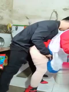 老婆不在家,在厨房狂操丈母娘.