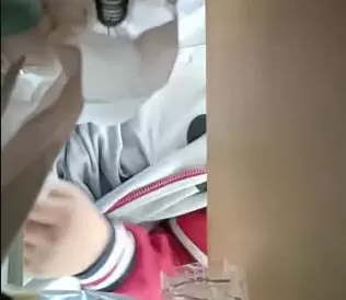 [无码流出] 苏州课堂巨乳学妹乳夹外露 下课厕所骚穴自慰偷拍同学尿尿